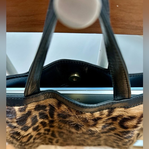 LOEWE Leather and Leopard Print Tote with Black Handles - Picture 7 of 8